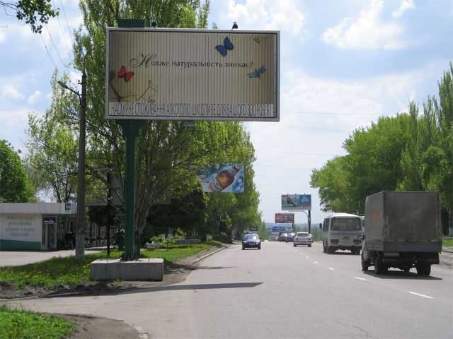 Призма 6x3,  ул.Челюскинцев-пр.Титова, выстовочный зал "Эксподонбасс", автосалон "Мерседес"